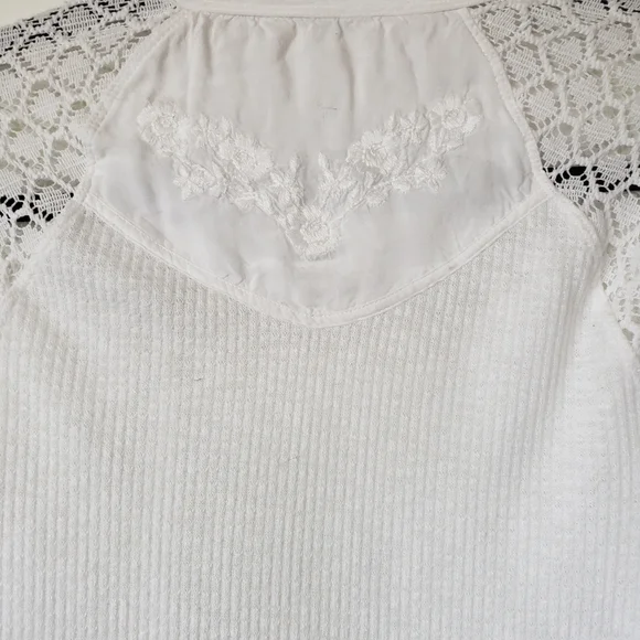 Free People lace and floral detailed thermal, size medium - Picture 8 of 12